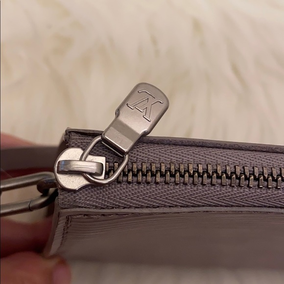 Authentic Louis Vuitton Epi Pochette - Picture 4 of 9